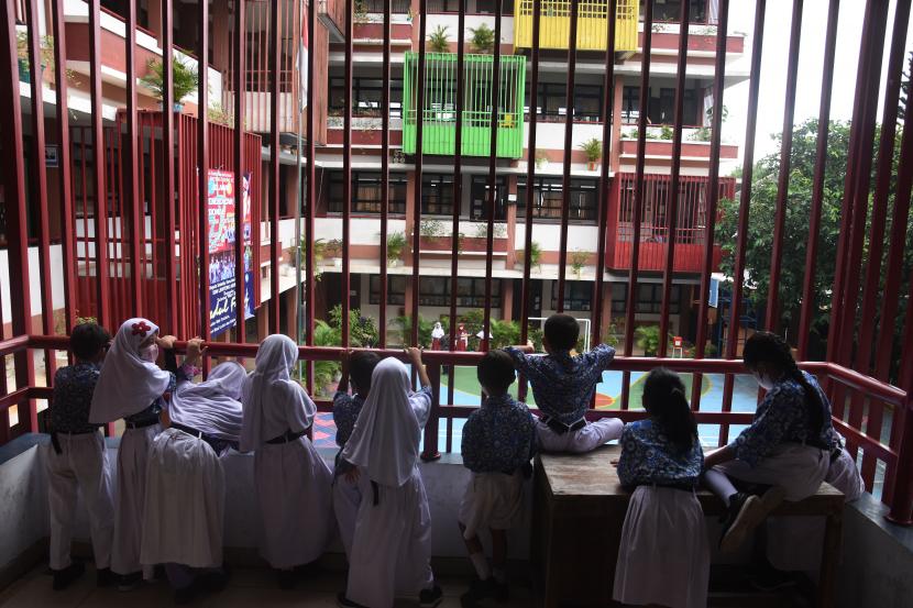 Sejumlah murid menunggu dimulainya kegiatan belajar di SDN Lenteng Agung 07 Jakarta Kamis 1252022 Pemerintah Provinsi DKI Jakarta tengah mengkaji proses pembelajaran secara daring guna mengantisipasi penyebaran penyakit hepatitis akut dimana telah ditemukan 21 kasus dugaan hepatitis akut di Ibu Kota
