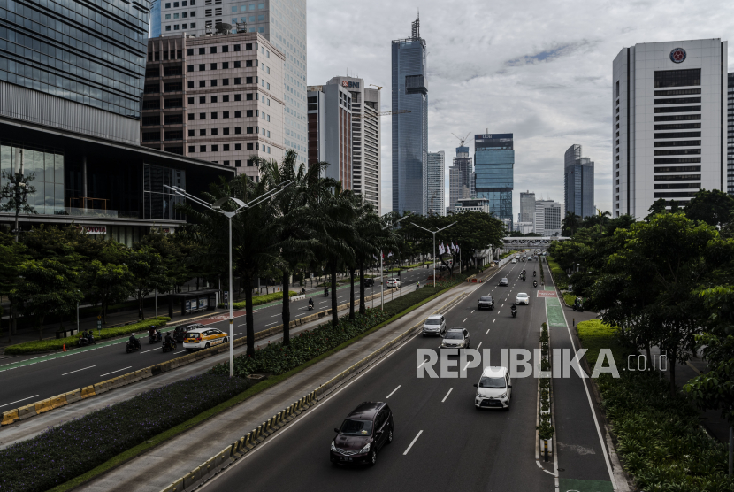 Kendaraan melintas di Jalan Jenderal Sudirman Jakarta Jumat 2942022 Ditlantas Polda Meto Jaya meniadakan aturan ganjil genap di 13 ruas jalan Ibu Kota mulai 29 April hingga 6 Mei 2022 atau selama masa libur dan cuti bersama Lebaran 2022