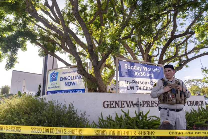 Seorang petugas menjaga halaman di Gereja Geneva Presbyterian di Laguna Woods California Ahad 15 Mei 2022 setelah penembakan yang fatal