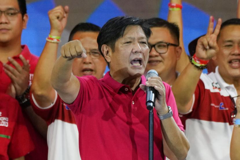 Calon presiden mantan senator Ferdinand Bongbong Marcos Jr putra mendiang diktator memberi isyarat saat dia menyapa kerumunan selama kampanye di Quezon City Filipina pada 13 April 2022