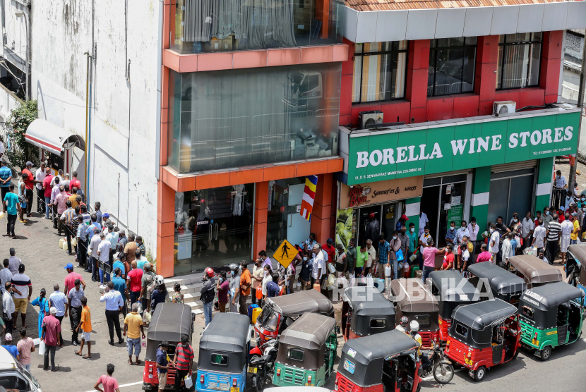 Orang orang menunggu untuk membeli bensin di sebuah pompa bensin di tengah kekurangan bahan bakar di Kolombo Sri Lanka 17 Mei 2022