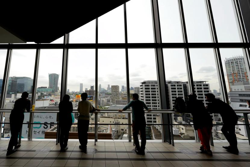 Pengunjung melihat siluet pemandangan kota Tokyo dari dek observasi Kamis 12 Mei 2022