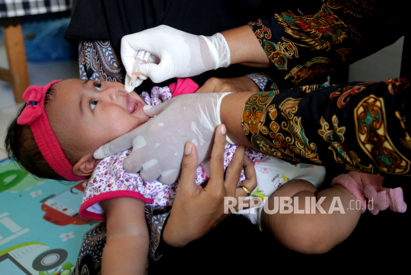 Petugas kesehatan Puskesmas Ulee Kareng memberikan vaksin imunisasi kepada bayi balita di Desa Pango Raya Banda Aceh Aceh Kamis 1232020 Pada tahun ini Kementerian Kesehatan melakukan penambahan jumlah imunisasi rutin wajib di Indonesia dari 11 vaksin menjadi 14 vaksin
