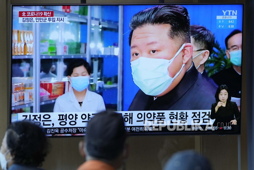 Orang orang menonton layar TV yang menayangkan program berita yang menampilkan gambar pemimpin Korea Utara Kim Jong Un di stasiun kereta api di Seoul Korea Selatan Senin 16 Mei 2022 Kim Jong un mengecam tanggapan pemerintahannya terhadap wabah Covid 19 sebagai tindakan belum matang