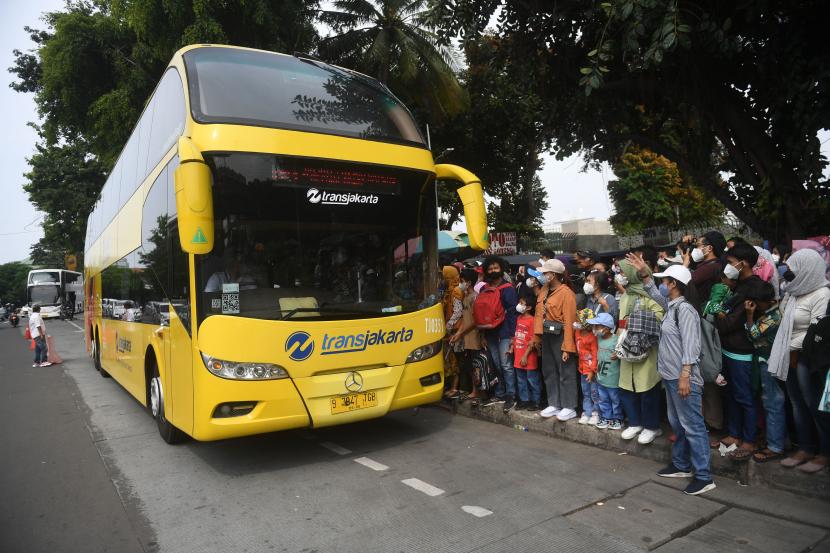 Warga antre untuk masuk ke dalam bus wisata gratis Transjakarta di Jakarta Rabu 452022 PT Transportasi Jakarta Transjakarta mengoperasikan bus wisata gratis selama libur Lebaran yang beroperasi mulai pukul 1000 hingga 2100 WIB