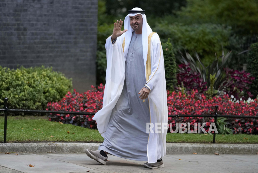 Sheikh Mohammed bin Zayed Al Nahyan Para penguasa di Uni Emirat Arab UEA dengan suara bulat menunjuk Sheikh Mohammed bin Zayed Al Nahyan MbZ dari Abu Dhabi sebagai presiden negara tersebut pada Sabtu 1452022