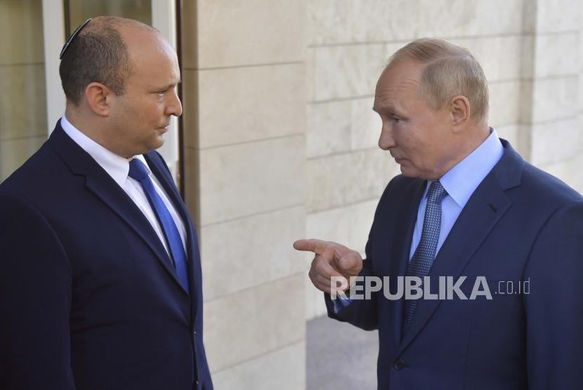 FILE Presiden Rusia Vladimir Putin kanan dan Perdana Menteri Israel Naftali Bennett berbicara selama pertemuan mereka di Sochi Rusia Jumat 22 Oktober 2021