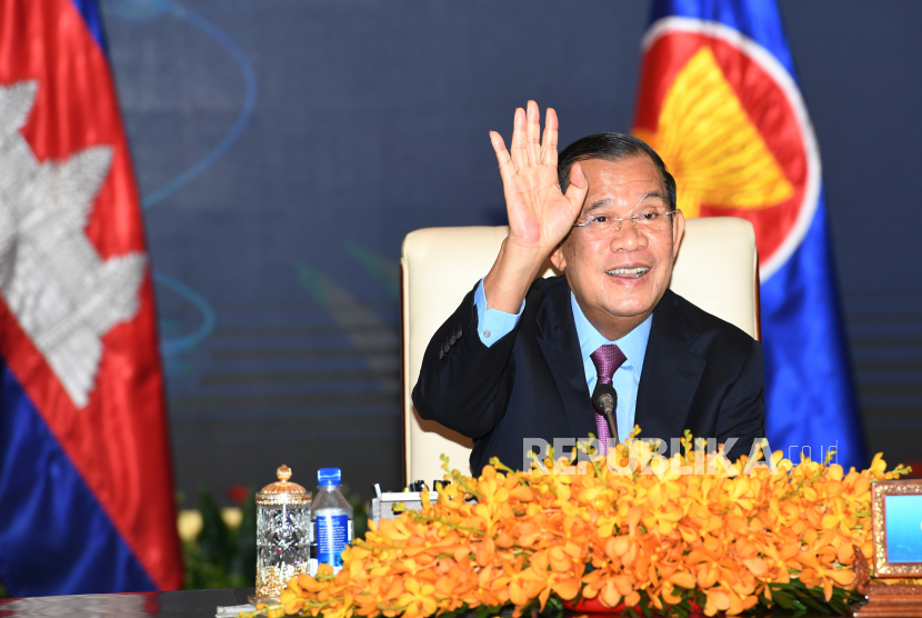 Perdana Menteri PM Kamboja Hun Sen mendesak jenderal tertinggi junta Myanmar untuk mengizinkan utusan khusus ASEAN bertemu pemimpin terguling Aung San Suu Kyi Selasa 352022 waktu setempat