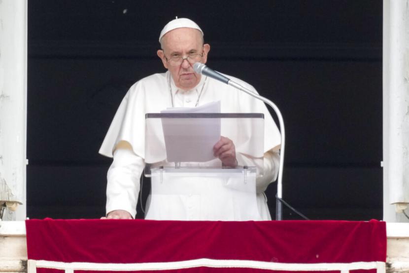 Paus Fransiskus menyampaikan pidatonya saat mendaraskan doa zuhur Regina Coeli dari jendela studionya yang menghadap ke Lapangan Santo Petrus di Vatikan Ahad 8 Mei 2022