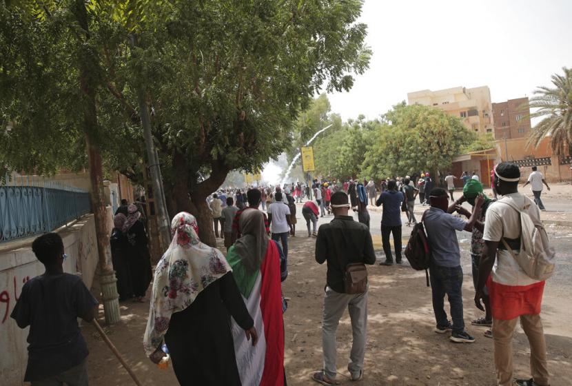 Para pengunjuk rasa bentrok dengan pasukan keamanan saat mereka menembakkan gas air mata untuk mencegah mereka berbaris menuju istana presiden selama demonstrasi menuntut pemerintahan sipil di Khartoum Sudan Kamis 19 Mei 2022