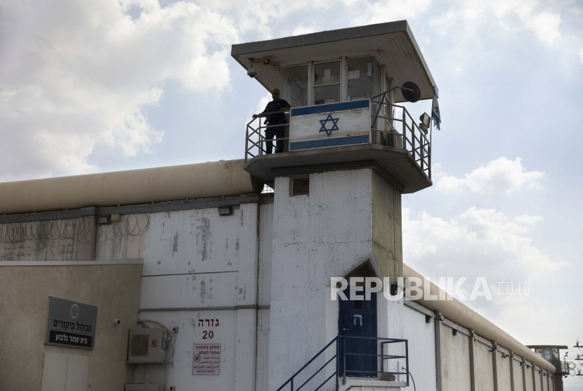 Seorang penjaga penjara berdiri di penjara Gilboa di Israel utara Senin 6 September 2021 Pasukan Israel pada hari Senin melancarkan perburuan besar besaran di Israel utara dan Tepi Barat yang diduduki setelah beberapa tahanan Palestina melarikan diri semalam dari fasilitas keamanan tinggi di sebuah pelarian yang sangat langka