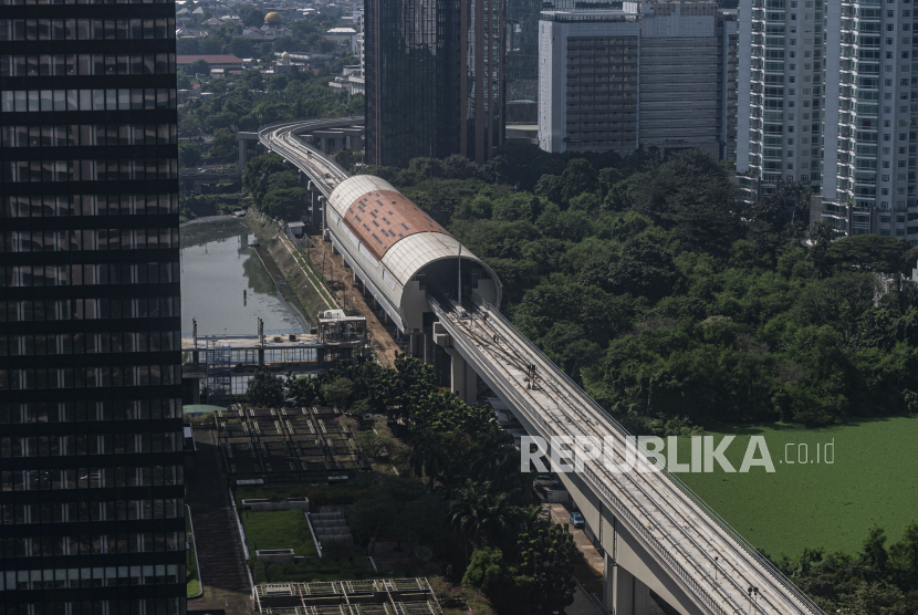 Suasana proyek pembangunan LRT Light Rail Transit Jabodebek di kawasan Dukuh Atas Jakarta Senin 2542022 Lintas Rel Terpadu LRT Jabodebek ditargetkan akan beroperasi pada Agustus 2022