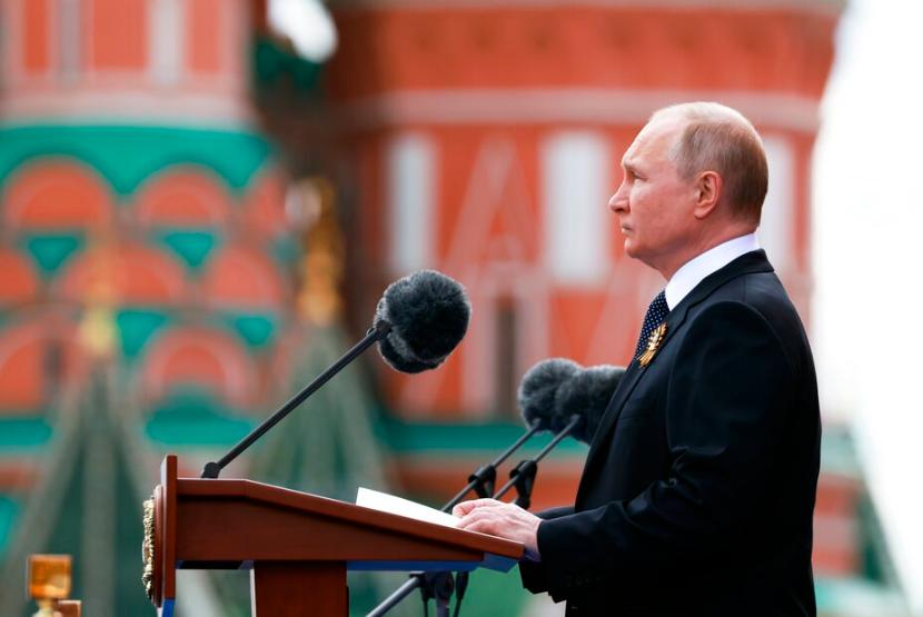 Presiden Rusia Vladimir Putin menyampaikan pidatonya saat parade militer Hari Kemenangan menandai peringatan 77 tahun berakhirnya Perang Dunia II di Moskow Rusia Senin 9 Mei 2022