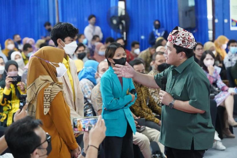 Menteri BUMN Erick Thohir dalam kuliah umum di Universitas PGRI Banyuwangi Jawa Timur Ahad 155 Erick minta anak muda Indonesia memanfaatkan disrupsi digital sebagai sebuah peluang Ilustrasi