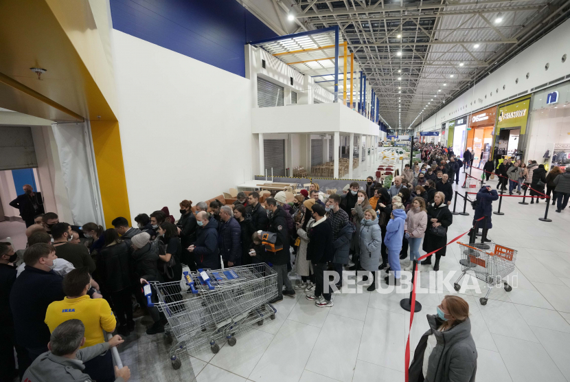 Orang orang menunggu dalam antrean untuk memasuki toko IKEA di pinggiran St Petersburg Rusia Kamis 3 Maret 2022 IKEA menutup tokonya dan menghentikan semua pembelian di Rusia dan Belarusia mulai Jumat 4 Maret Menteri Belarusia Roman Golovchenko mengatakan pada Ahad 1552022 malam sanksi itu telah memblokir ekspor tahunan senilai 16 18 miliar dolar AS ke Barat