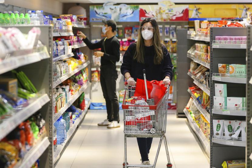 Dalam foto yang dirilis oleh Kantor Berita Xinhua warga berbelanja di sebuah supermarket di Distrik Xuhui Shanghai Tiongkok timur pada Senin 16 Mei 2022