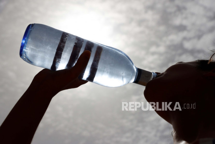 Seorang wanita minum air di Madrid Spanyol Suhu di beberapa bagian selatan Spanyol diperkirakan melebihi 42 akibat gelombang panas dengan intensitas luar biasa Ilustrasi derajat celcius