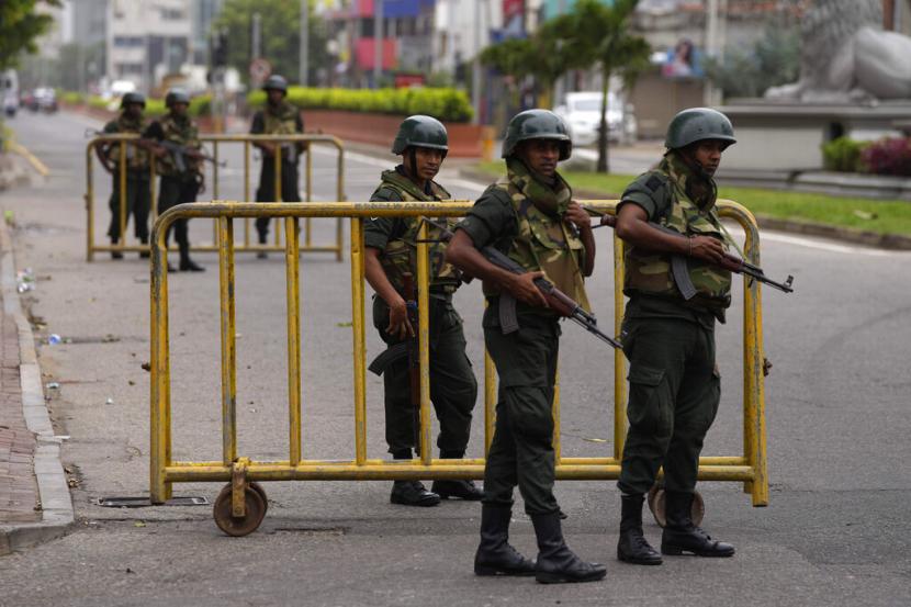 Tentara Sri Lanka menjaga pos pemeriksaan di luar kediaman perdana menteri sehari setelah bentrokan antara pendukung pemerintah dan pengunjuk rasa anti pemerintah di Kolombo Sri Lanka Selasa 10 Mei 2022