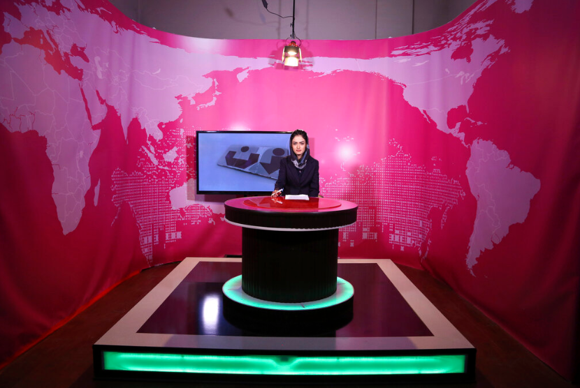 Basira Joya 20 presenter program berita duduk selama perekaman di stasiun TV Zan TV wanita di Kabul Afghanistan 30 Mei 2017 Taliban memerintahkan semua presenter wanita di saluran TV untuk menutupi wajah mereka selama siaran Kamis 19 Mei 2022