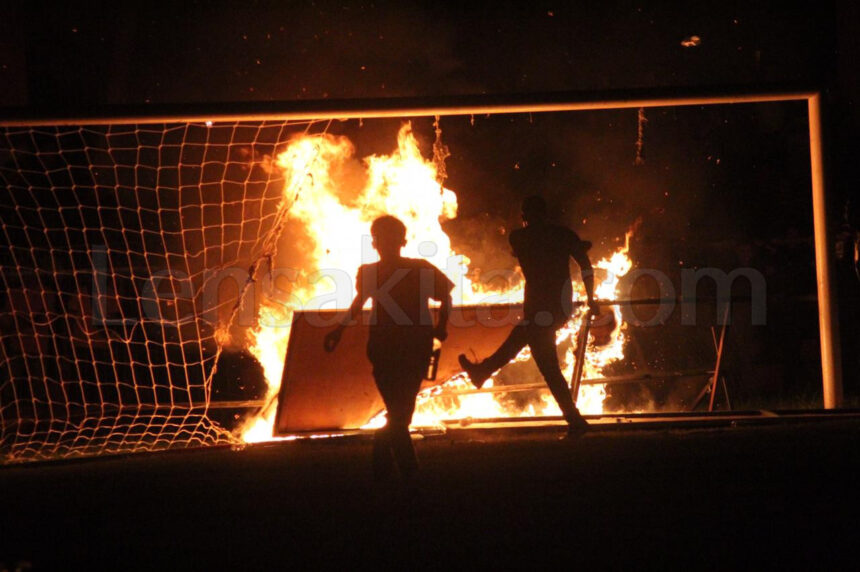 Supporter membakar gawang