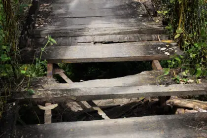 jembatan kayu rusak