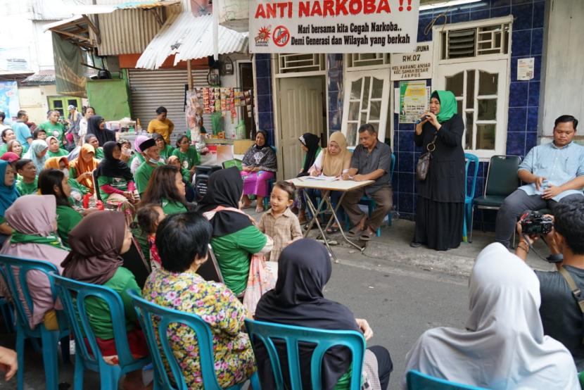 Kegiatan relawan dalam merangkul masyarakat di Jakarta