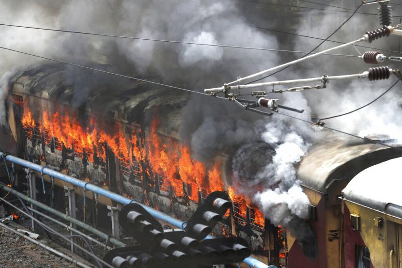 Kobaran api dari kereta api yang terbakar ilustrasi