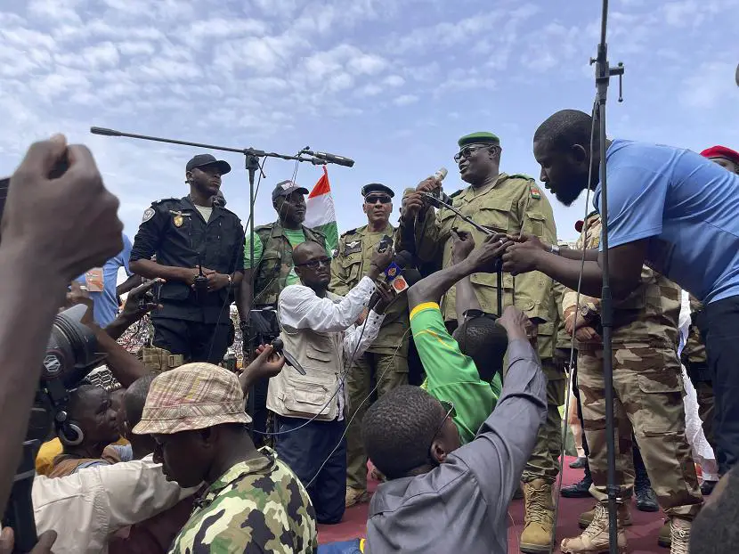Kementerian pertahanan Niger mengatakan 17 tentaranya tewas dalam penyergapan di wilayah barat daya yang berbatasan dengan Burkina Faso