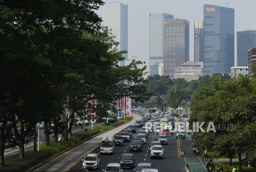 Suasana kemacetan di Jalan Jenderal Sudirman Jakarta Sebanyak 29 ruas jalan di Jakarta akan direkayasa lalu lintasnya selama KTT ASEAN