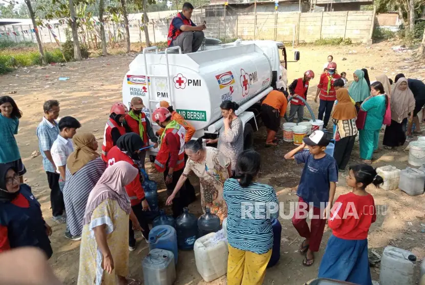 Warga RW 10 Kelurahan Baros Kecamatan Baros Kota Sukabumi yang terdampak kekeringan mengantri untuk mendapatkan pasokan air bersih dari PMI Kota Sukabumi Senin 2182023