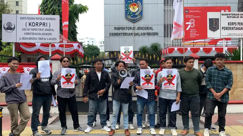 Massa Aliansi Peduli Masyarakat Sorong APMS berdemonstrasi di Jakarta