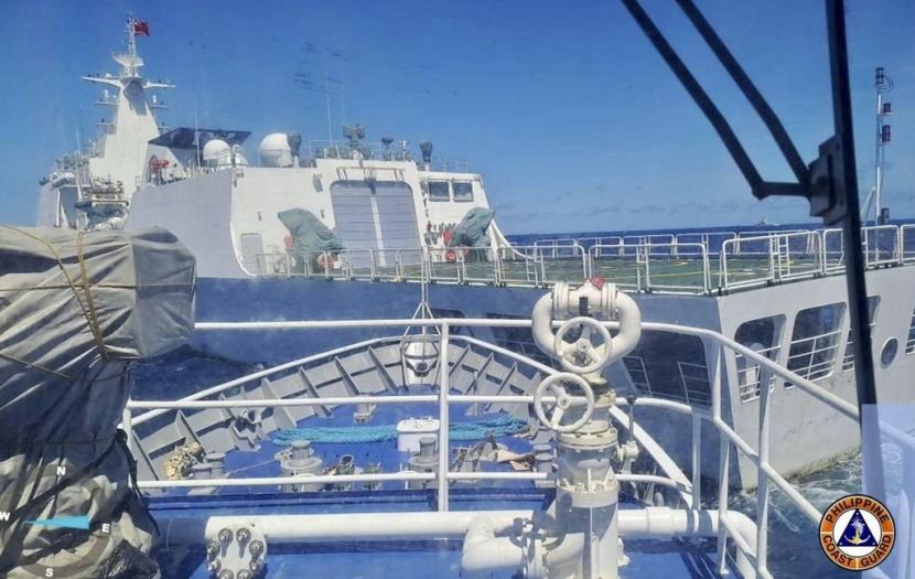Dalam foto yang disediakan oleh Penjaga Pantai Filipina ini sebuah kapal Penjaga Pantai Tiongkok di depan diduga memblokir jalur kapal Penjaga Pantai Filipina di dekat Beting Thomas Kedua yang diduduki Filipina Laut Cina Selatan selama misi pasokan ulang pada hari Sabtu 5 Agustus 2023