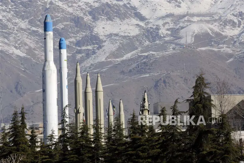 Berbagai jenis rudal Iran jarak jauh dan pembawa roket dipajang di sekitar pameran pertahanan Teheran di Teheran Iran