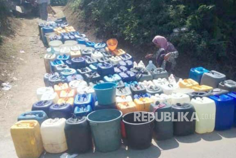 Warga terdampak kekeringan di Bandung Barat Jawa Barat mulai mendapatkan bantuan air bersih