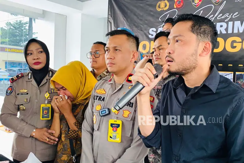 Polres Bogor menggelar konferensi pers terkait bayi yang tertukar di Mako Polres Bogor Jumat 1182023 Siti Mauliah 37 tahun ibu yang bayinya tertukar pun menangis di konferensi pers tersebut