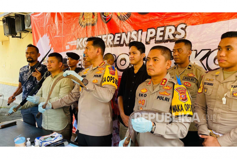 Polresta Bogor Kota dalam konferensi pers Rabu 1272023 menunjukkan barang bukti senjata tajam yang digunakan dalam aksi tawuran yang menyebabkan korban meninggal dunia