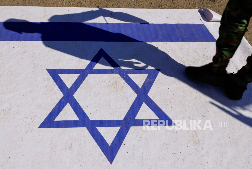 Massa menginjak bendera Israel ilustrasi Kebijakan pemerintah Israel mendapat kecaman aktivis HAM