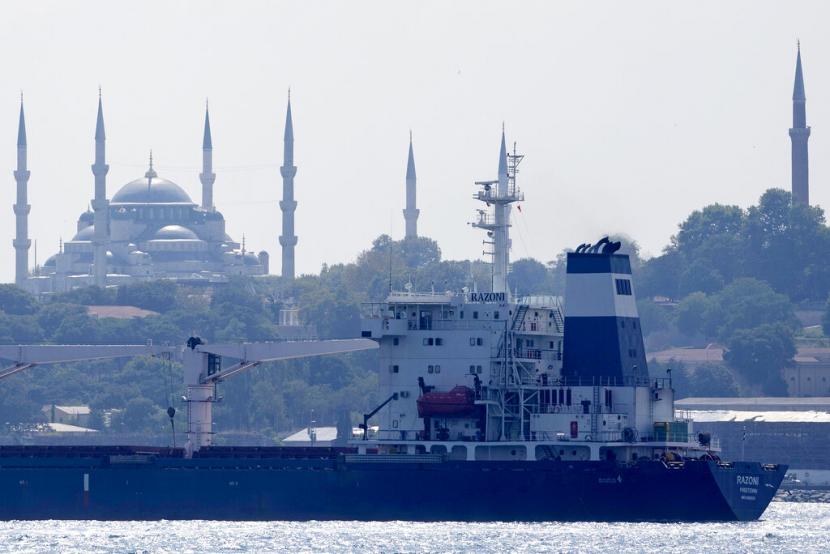 Kapal kargo melintasi Selat Bosphorus di Istanbul Turki ilustrsi