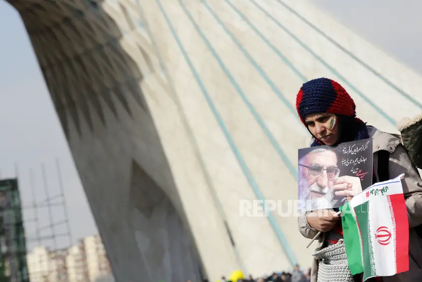 Seorang gadis Iran merayakan 44 tahun Revolusi Islam 1979 di alun alun Azadi Kebebasan di Teheran 11 Februari 2023