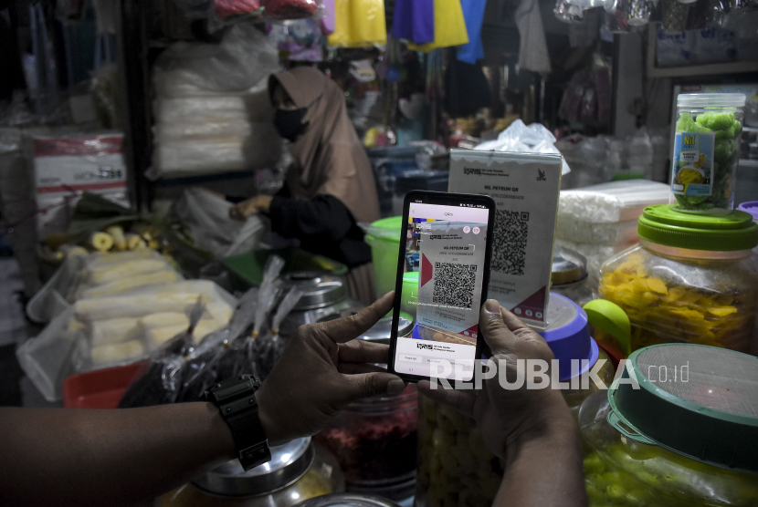 Warga melakukan transaksi digital menggunakan QRIS Quick Response Code Indonesian Standard ilustrasi