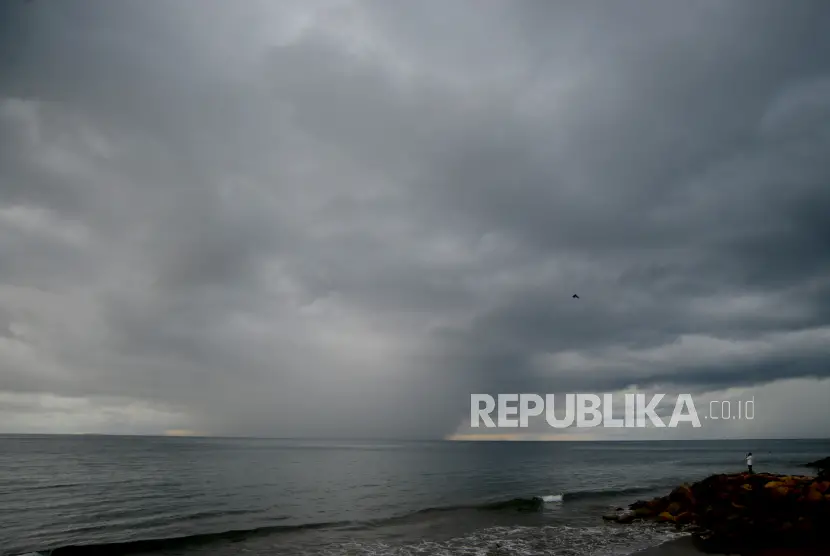 Warga melihat awan hujan di Pantai Padang Sumatera Barat Kamis 9122021 Badan Meteorologi Klimatologi dan Geofisika BMKG memprediksi sejumlah kota besar di Indonesia turun hujan