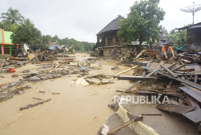Seorang warga jongkok di atas puing rumah yang rusak akibat terkena banjir bandang di Desa Keban Agung Kecamatan Mulak Sebingkai Kabupaten Lahat Sumatera Selata Jumat 10032023 Ilustrasi