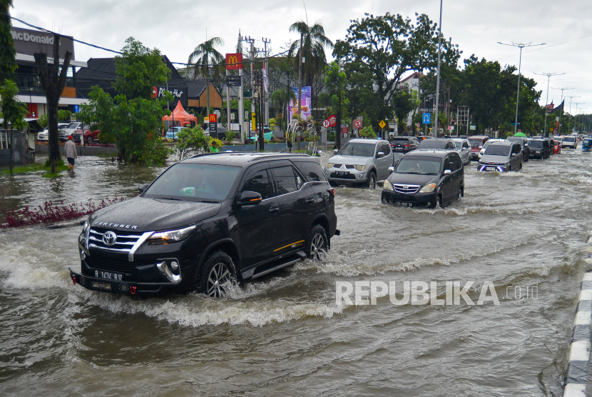 Badan Nasional Penanggulangan Bencana BNPB mencatat bahwa musim kemarau di Indonesia kali ini bukan tanpa bencana hidrometeorologi seperti banjir dan tanah longsor ilustrasi