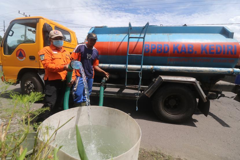 Personel Badan Penanggulangan Bencana Daerah BPBD mendistribusikan air bersih Ilustrasi