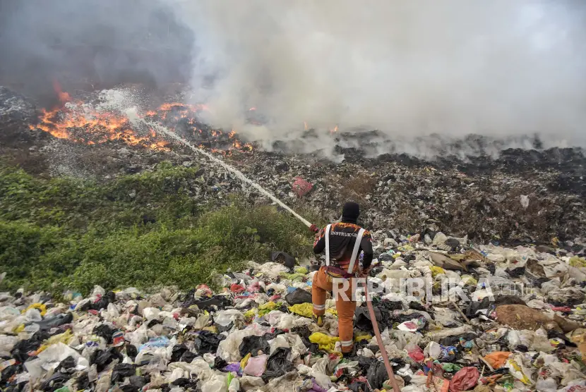 Pemerintah Kota Tangerang mengeluarkan surat edaran melarang pembakaran sampah yang tidak sesuai aturan teknis dengan ancaman denda Rp 50 juta atau pidana enam bulan