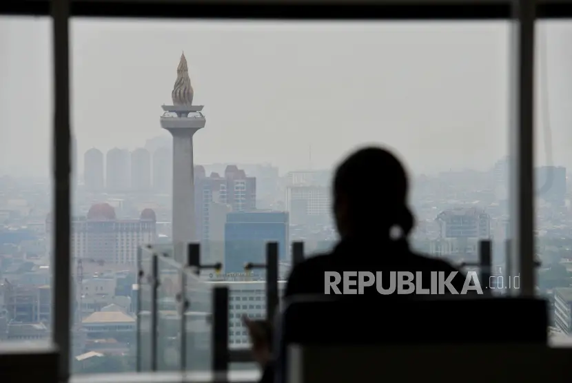 Pengunjung beraktivitas di Perpustakaan Nasional dengan latar belakang polusi di langit Jakarta Kadis Lingkungan Hidup Banten DKI Jakarta dan Jabar sepakat perbaiki kualitas udara