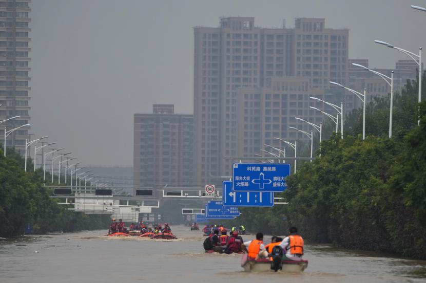 Tim penyelamat menggunakan perahu karet mengevakuasi warga yang terjebak melalui banjir di Zhuozhou di provinsi Hebei China utara selatan Beijing Rabu 2 Agustus 2023