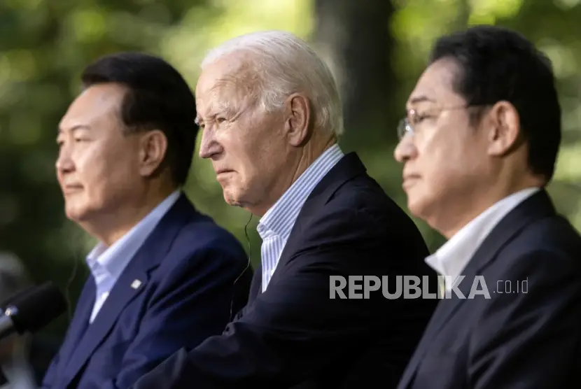 Kiri Kanan Presiden Korsel Yoon Suk Yeol Presiden AS Joe Biden dan Perdana Menteri Jepang Fumio Kishida mengadakan konferensi pers bersama di Camp David Maryland AS 18 Agustus 2023