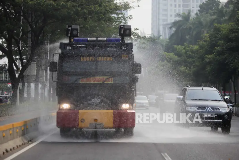 Mobil kepolisian menyemprotkan air untuk mengurangi dampak polusi di Jalan Jenderal Sudirman Jakarta KPAI meminta Pemprov DKI rutin mengecek kesehatan anak yang terdampak polusi