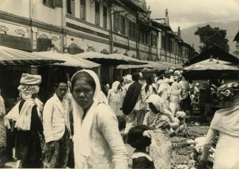 Keterangan foto suasana pekan di pasar Fort de Kock tahun 1930an Sumber media kitlvnl